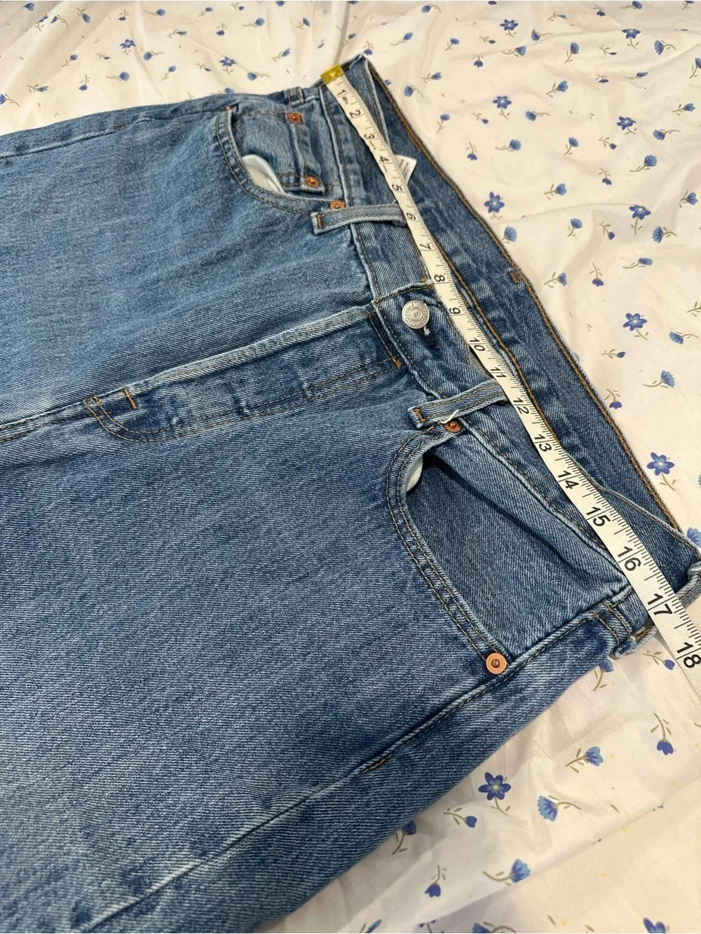 VTG style Levi's 501 Sz: 34x32 button fly straight leg medium wash blue jeans.